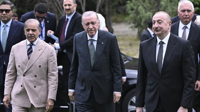 Azerbaycan'daki 3'lü zirveye dostluk mesajları damga vurdu