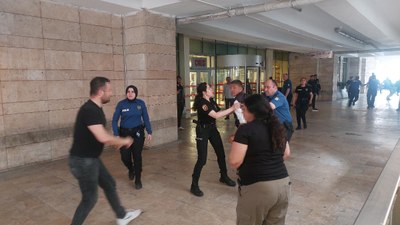 Samsun'da adliye çıkışı çıkan kavgada tekme ve yumruklar havada uçuştu