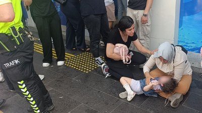 Antalya'da motosikletli kurye yaya anne ve kızına çarptı