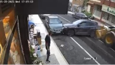Hatay'da freni arızalanan kepçe, 4 araca çarptı