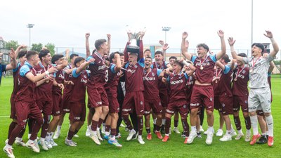 Trabzonspor U19 takımı şampiyonluk kupasını kaldırdı