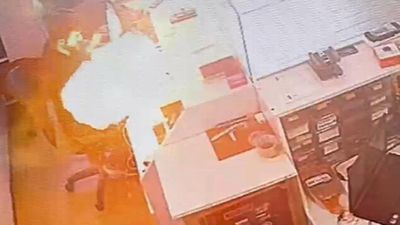 Muğla'da telefon bataryası tamir sırasında patladı