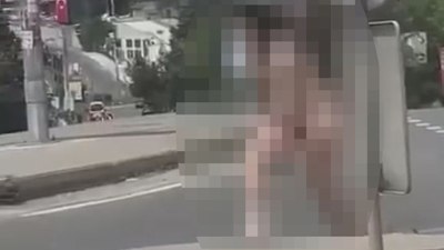 İstanbul'da sokakta çırılçıplak gezen kadın