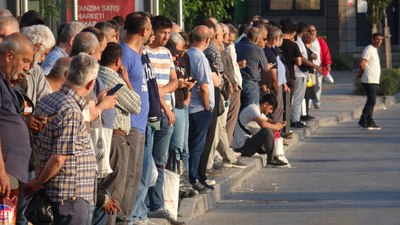 İzmir’de işçiler greve çıktı: Otobüs duraklarında yoğunluk oluştu