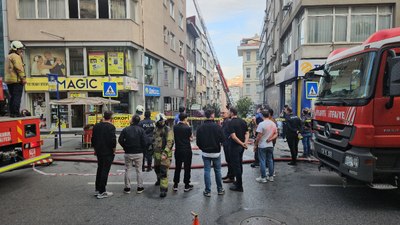 İstanbul'da restoranda başlayan yangın yanındaki iki binaya sıçradı
