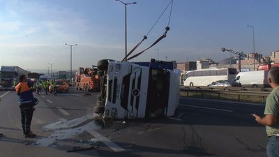 İstanbul TEM Otoyolu'nda tır devrildi