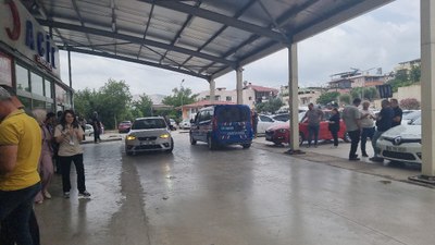 Adana'da silahlı yol verme kavgası: 1'i polis 3 yaralı