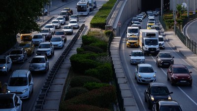 İzmir'de grev trafiği: Belediye işçileri kontak kapattı yollar kilitlendi