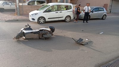 Antalya'da işe giden kadına çarpıp kaçtı: Plakası ve tamponu olay yerinde kaldı