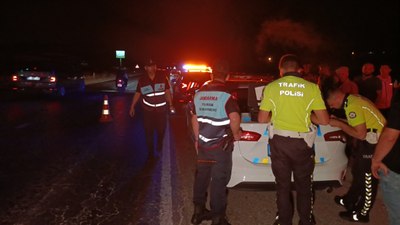 Antalya'da kırmızı ışıkta durmayan otomobil emniyet şeridinden geçip yayayı ezdi