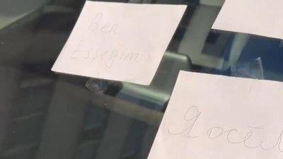 İstanbul'da yola bırakıp gittiği araca 3 dilde 'Ben eşeğim' notu