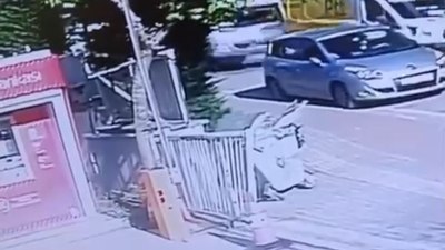 Bursa'da kaldırımda servis minibüsünün çarptığı yaya, hayatını kaybetti