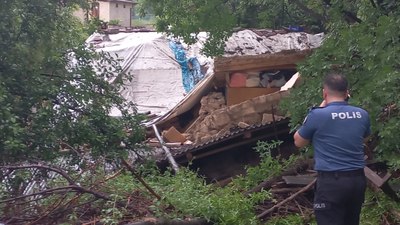 Malatya'da tek katlı ev çöktü; 3 kişi kurtarıldı