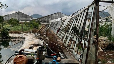 Antalya'da hortum: Seralar yıkıldı, çatılar uçtu