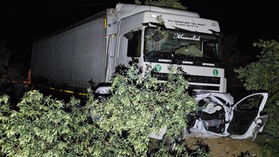 Bursa'da tır otomobili biçti: 1 ölü, 1 yaralı