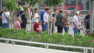 İzmir'de grevin ikinci günü: Duraklarda yine yoğunluk oluştu