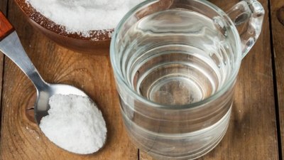 Su, sirke ve tuz karışımının faydaları şaşırtıyor! İşte mucizevi üçlünün gücü...