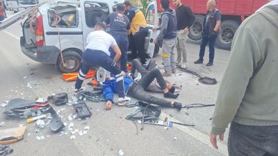 Burdur'da ehliyetsiz sürücü kaldırıma çarpıp takla attı: Ardından kamyonete çarptı