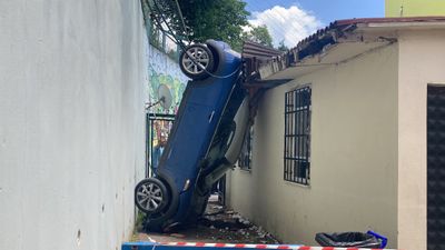 Kocaeli'de otomobil 5 metreden okul bahçesine uçtu