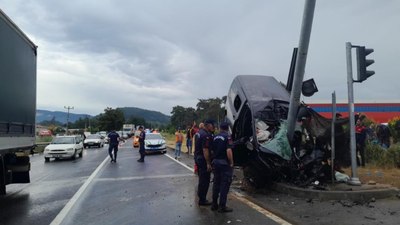 Muğla’da direğe çarpan araç ikiye bölündü: 1 ölü 3 yaralı