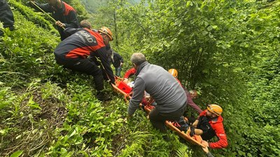 Rize'de çay hasat ederken yamaçtan düştü