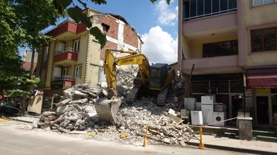 Kocaeli'de metruk yapının yıkımı sırasında 3 bina hasar gördü