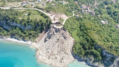 Kastamonu'da heyelan: Yoldan kopan kütle, denizle birleşti
