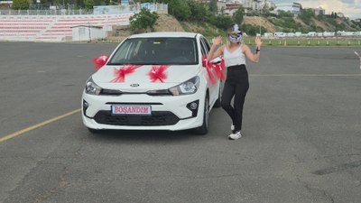 Tekirdağ'da eşinden boşandı sokakta maskeli kutlama yaptı