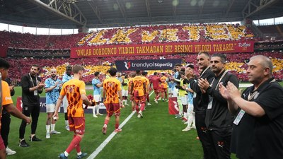 Başakşehir, şampiyon Galatasaray'ı alkışladı