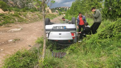 Karabük’te kontrolden çıkan otomobil dere kenarına devrildi: 5 yaralı