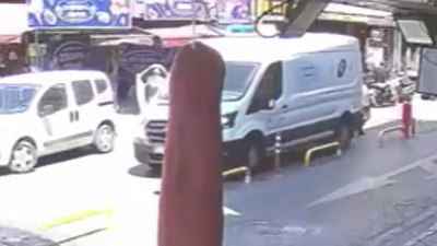 İstanbul Beyoğlu'nda geriye doğru manevra yapan minibüs kadına çarptı