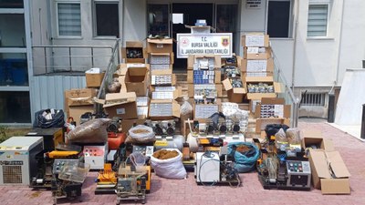 Bursa'da kaçak sigara üreten 4 şüpheliye gözaltı