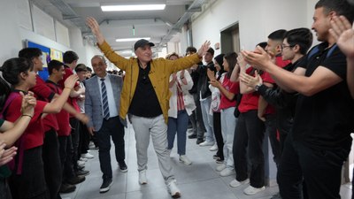 Samsun'da emekliye ayrılan 45 yıllık öğretmen alkışlarla uğurlandı