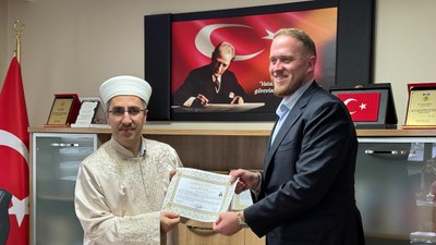 İstanbul'da tanıştığı kadın için İslamiyet'i seçen İngiliz Simon