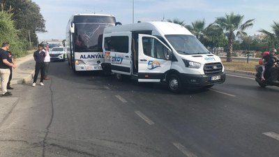 Antalya'da yolcu otobüsü ile tur minibüsü: 1'i turist 2 yaralı