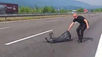 Bolu'da otoyolda kaza olmasın diye plastik parçaları topladı
