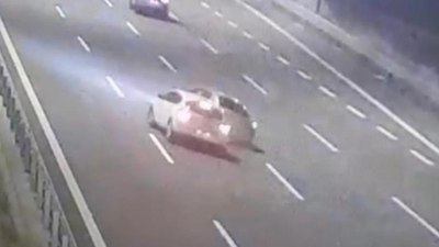 Sakarya'da trafik kazası: Çocuk otomobilden yola savruldu