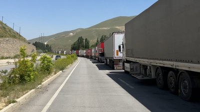Türkiye-İran sınırında 10 kilometrelik tır kuyruğu