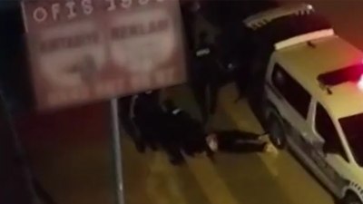 Kavgaya müdahale eden polisler saldırıya uğradı