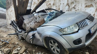 Kamyonetin üzerine kaya düştü: 1 ölü