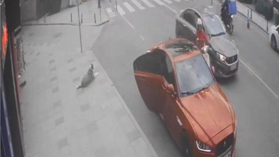 Silivri'de park halindeki araca çarpan motosikletli son anda kurtuldu