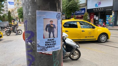 Eskişehir'de asılan "Ehliyet sınavını geçti" broşürü ilgi çekti