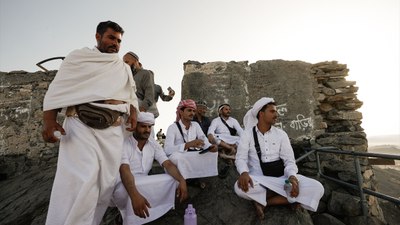 Hacı adayları ilk vahyin indiği Hira Mağarası'nda