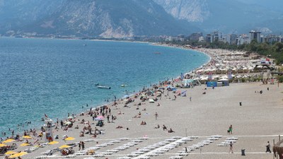 Antalya sahillerinde bayram öncesi yoğunluk