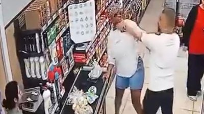 İstanbul'da bir adam, kasa sırasında tartıştığı kadına saldırdı