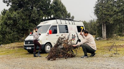 Konya'da evlendikleri gibi işlerini bırakıp karavan hayatına başladılar