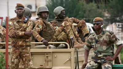 Mali’de askeri üsse saldırı: 30 ölü