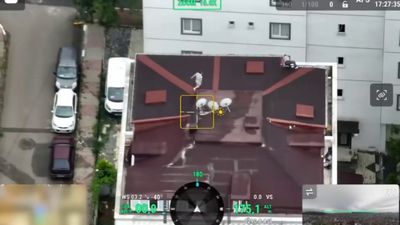 İstanbul'da film gibi operasyon: Pencereden uyuşturucu atıp çatıya kaçtılar