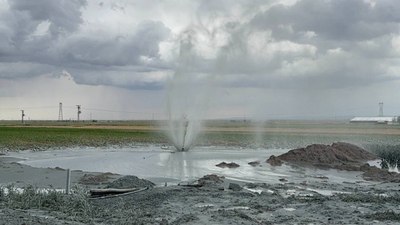 Aksaray'da tarlada sondaj kuyusundan karbondioksit gazı çıktı: Su fışkırdı