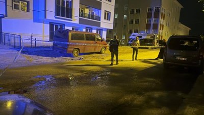 Sokak ortasında babasını bıçakladı